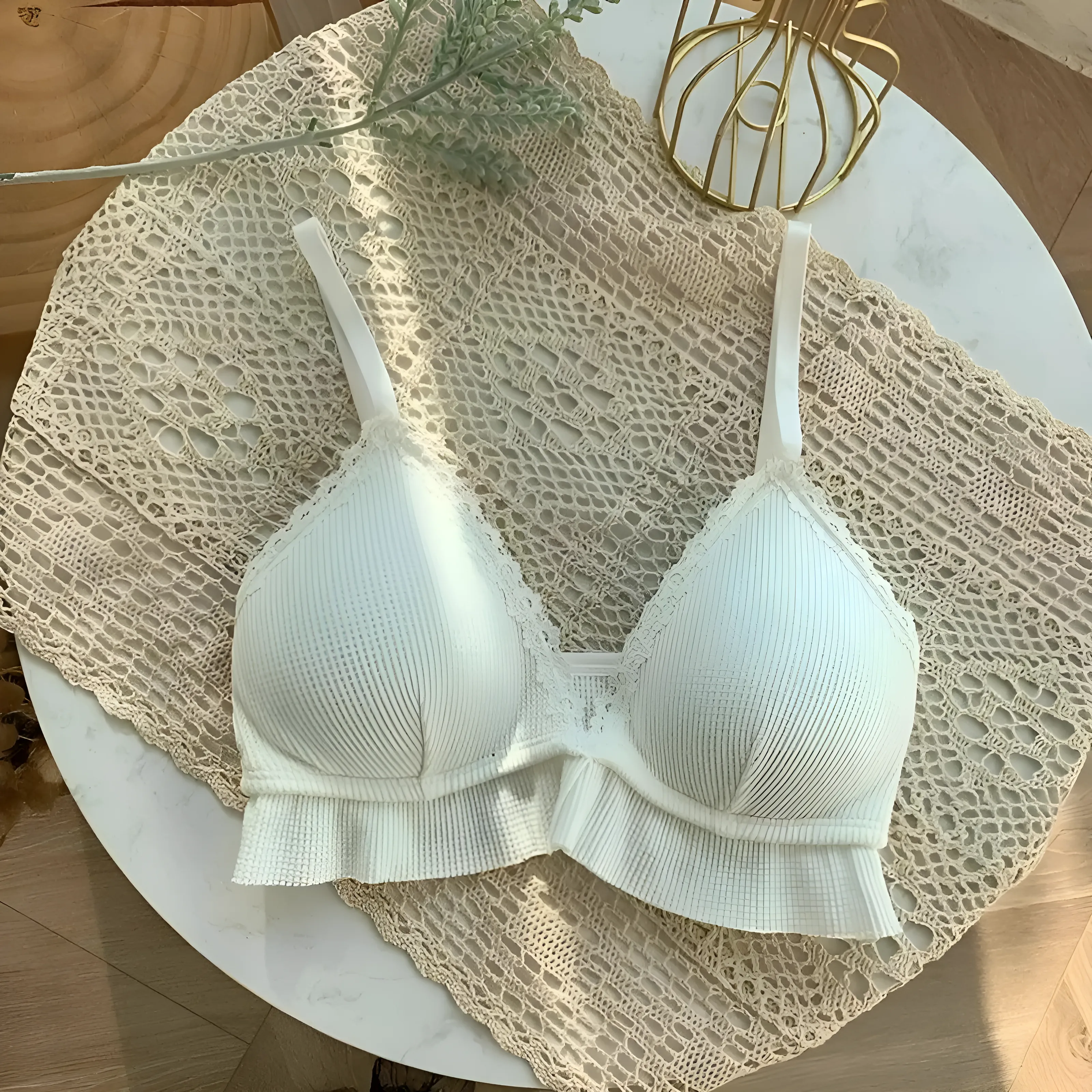 Biustonosz koronkowy o kroju bralette z falbanką - Image 2