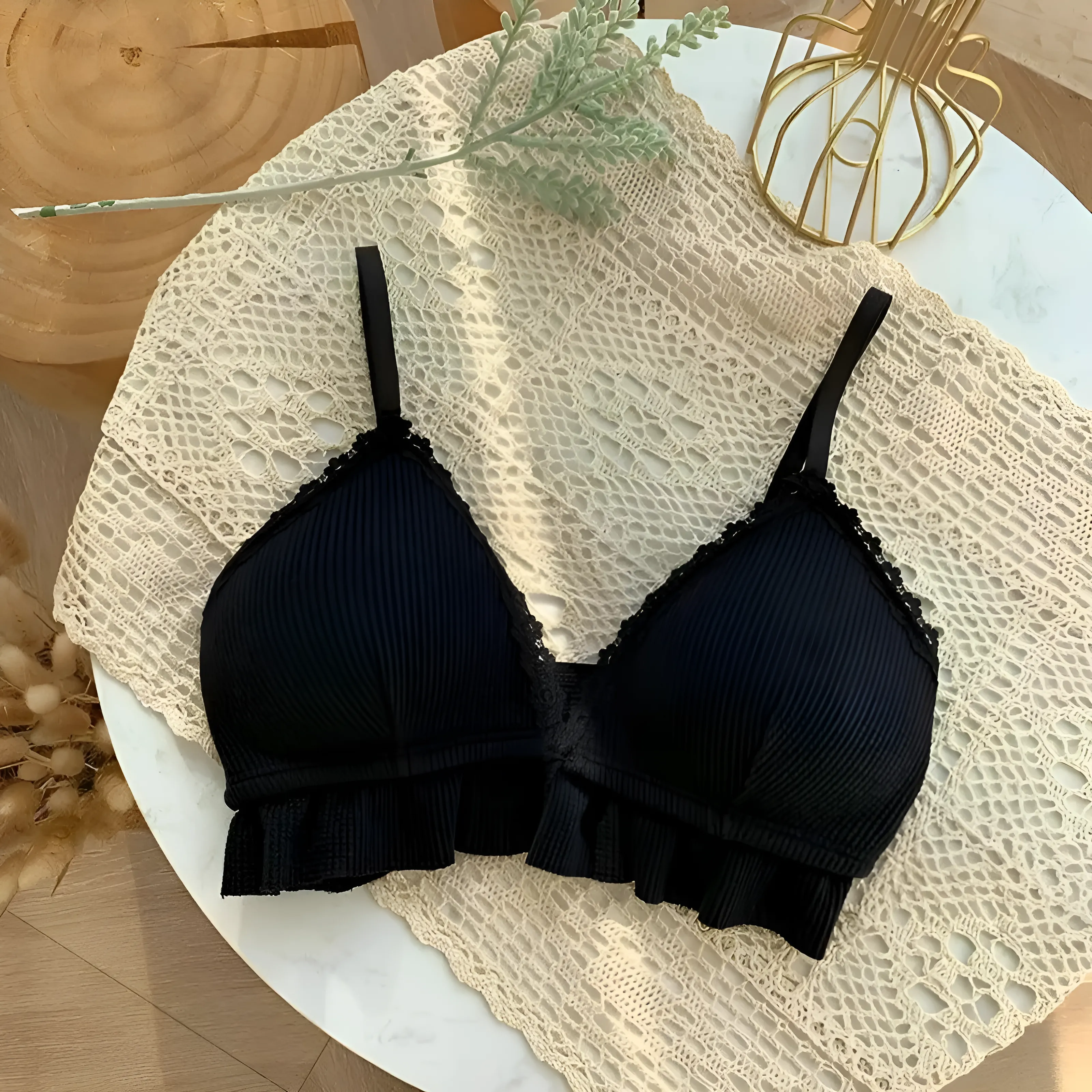 Biustonosz koronkowy o kroju bralette z falbanką - Image 3