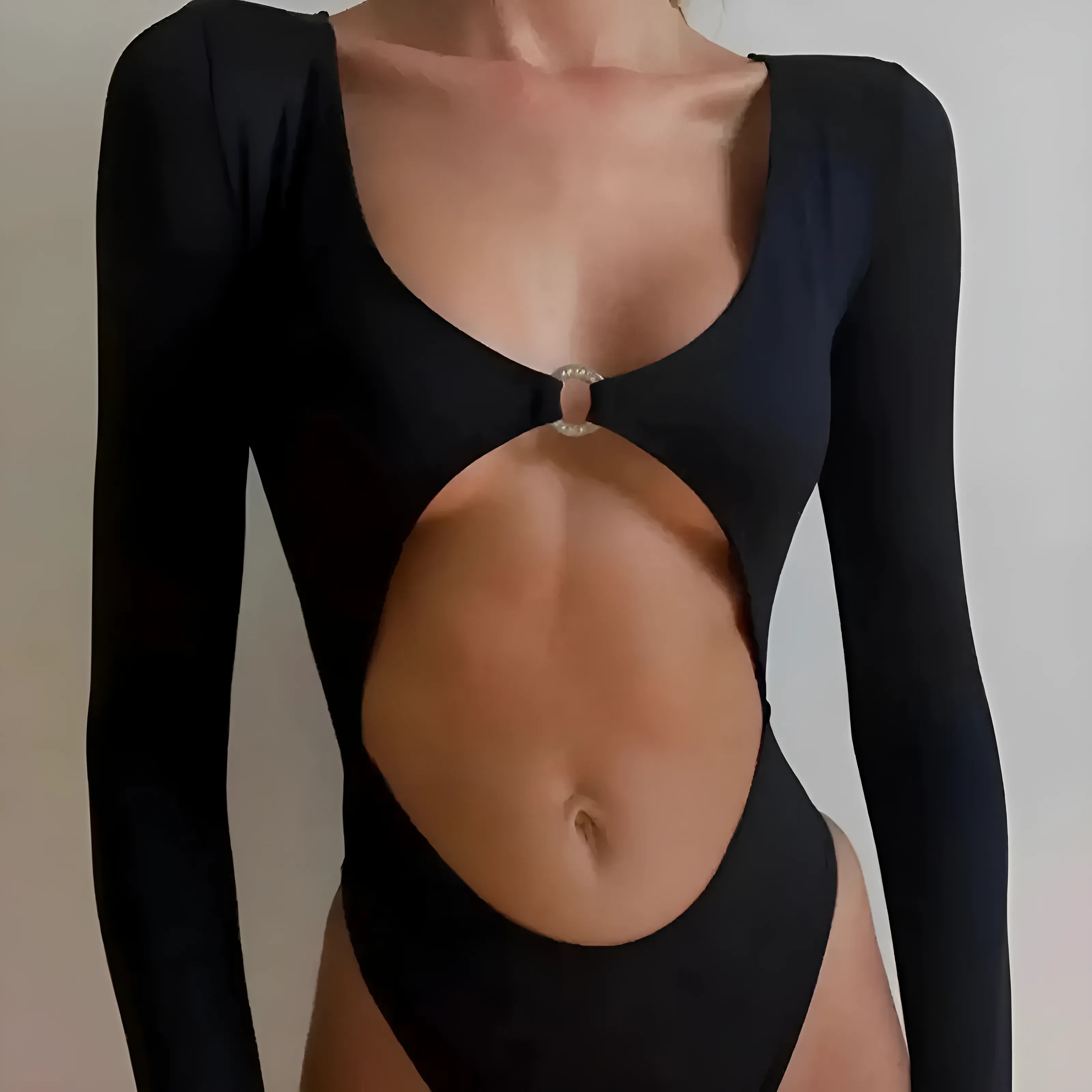 Body z wycięciem na brzuchu