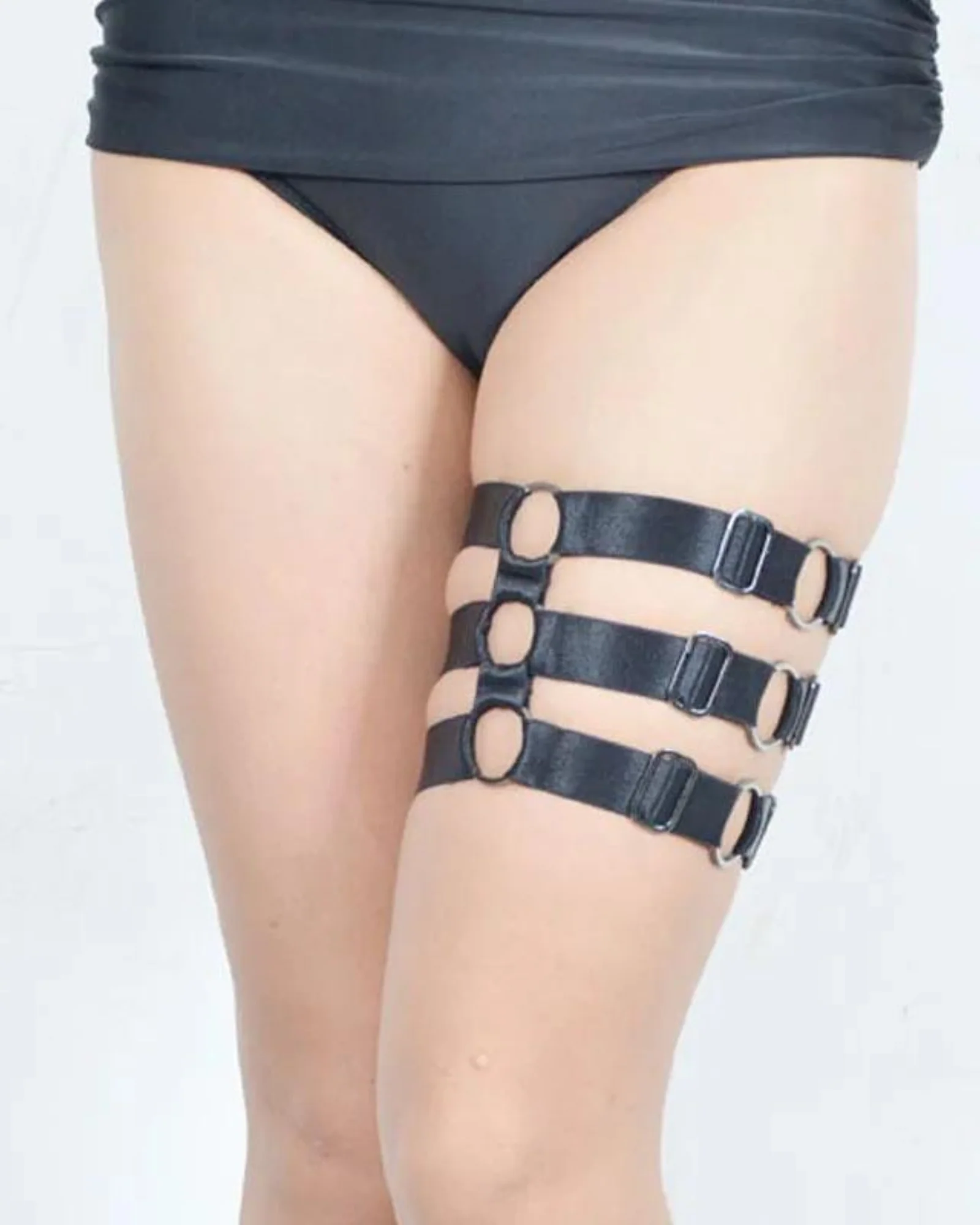Harness z regulowanymi paskami i metalowymi kółkami