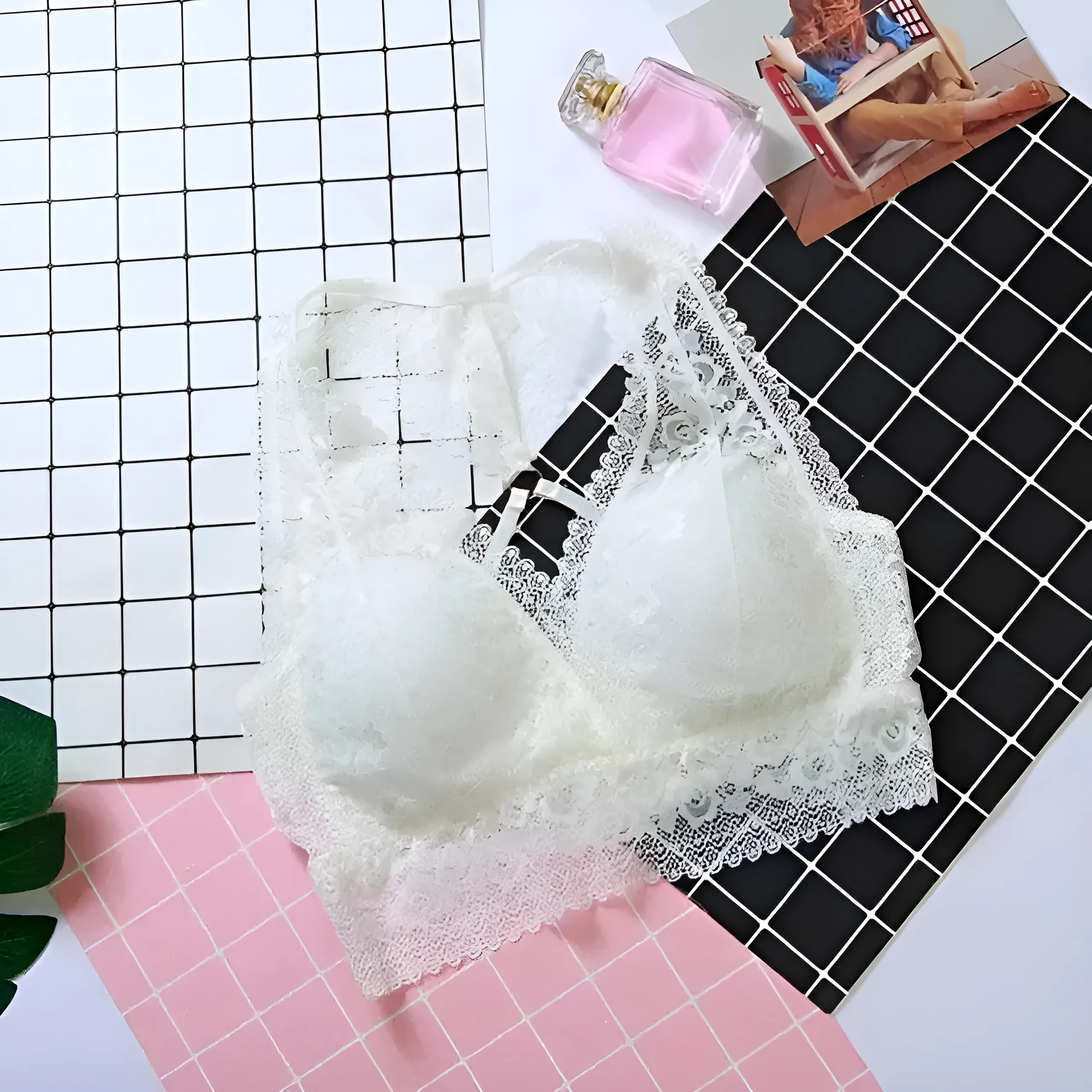 Zabudowany biustonosz koronkowy typu bralette - Image 2